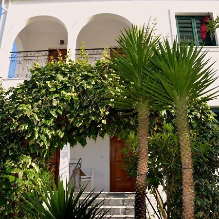 Kostas' Garden Leilighet Róda Eksteriør bilde