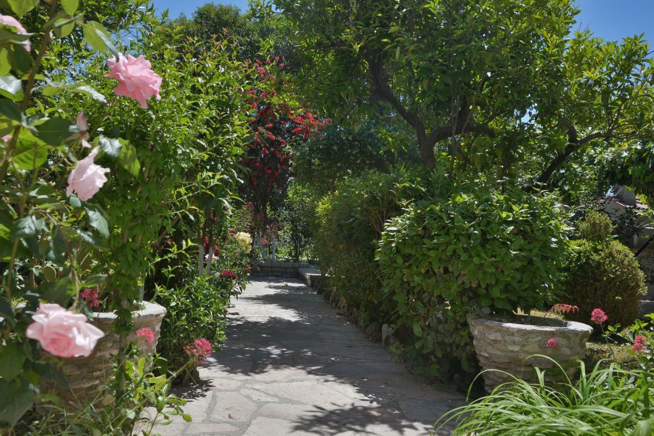 Kostas' Garden Leilighet Róda Eksteriør bilde