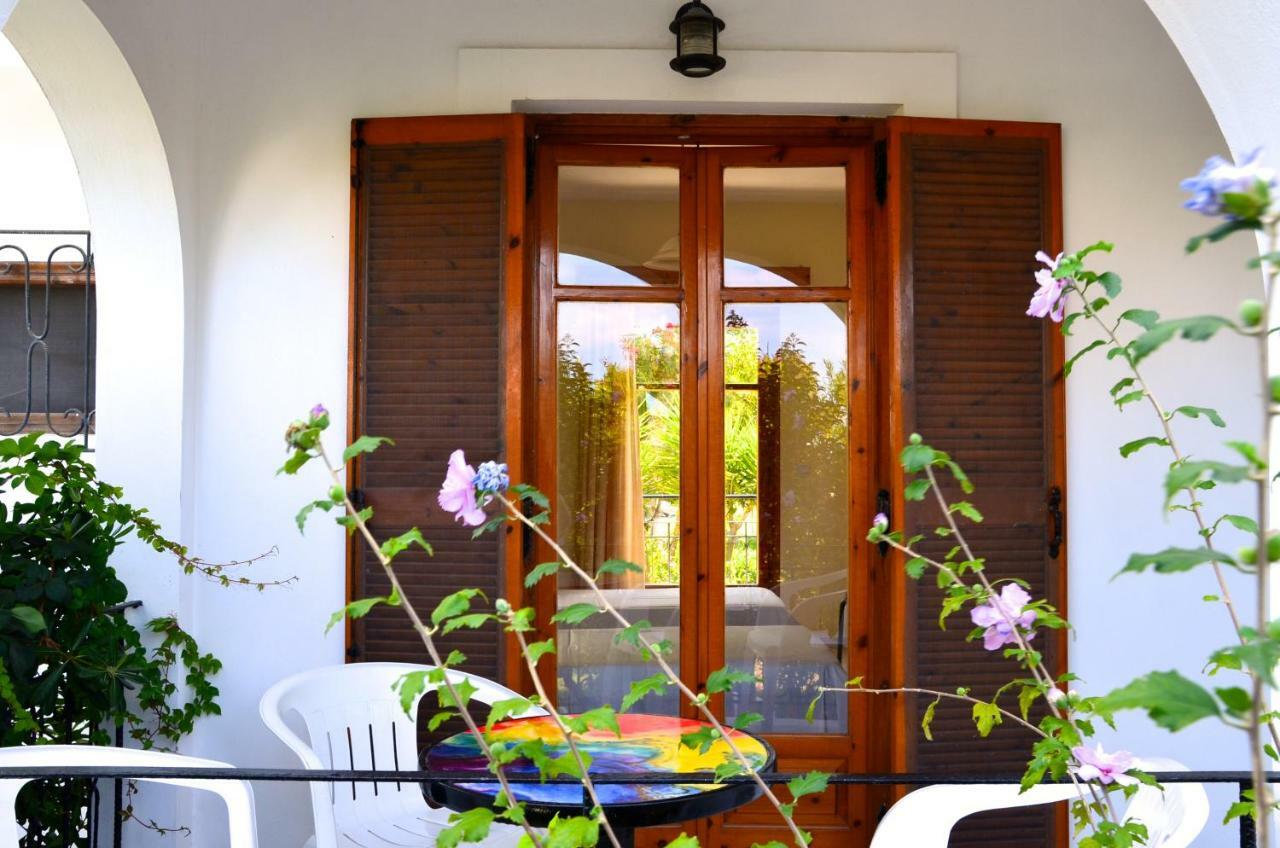 Kostas' Garden Leilighet Róda Eksteriør bilde