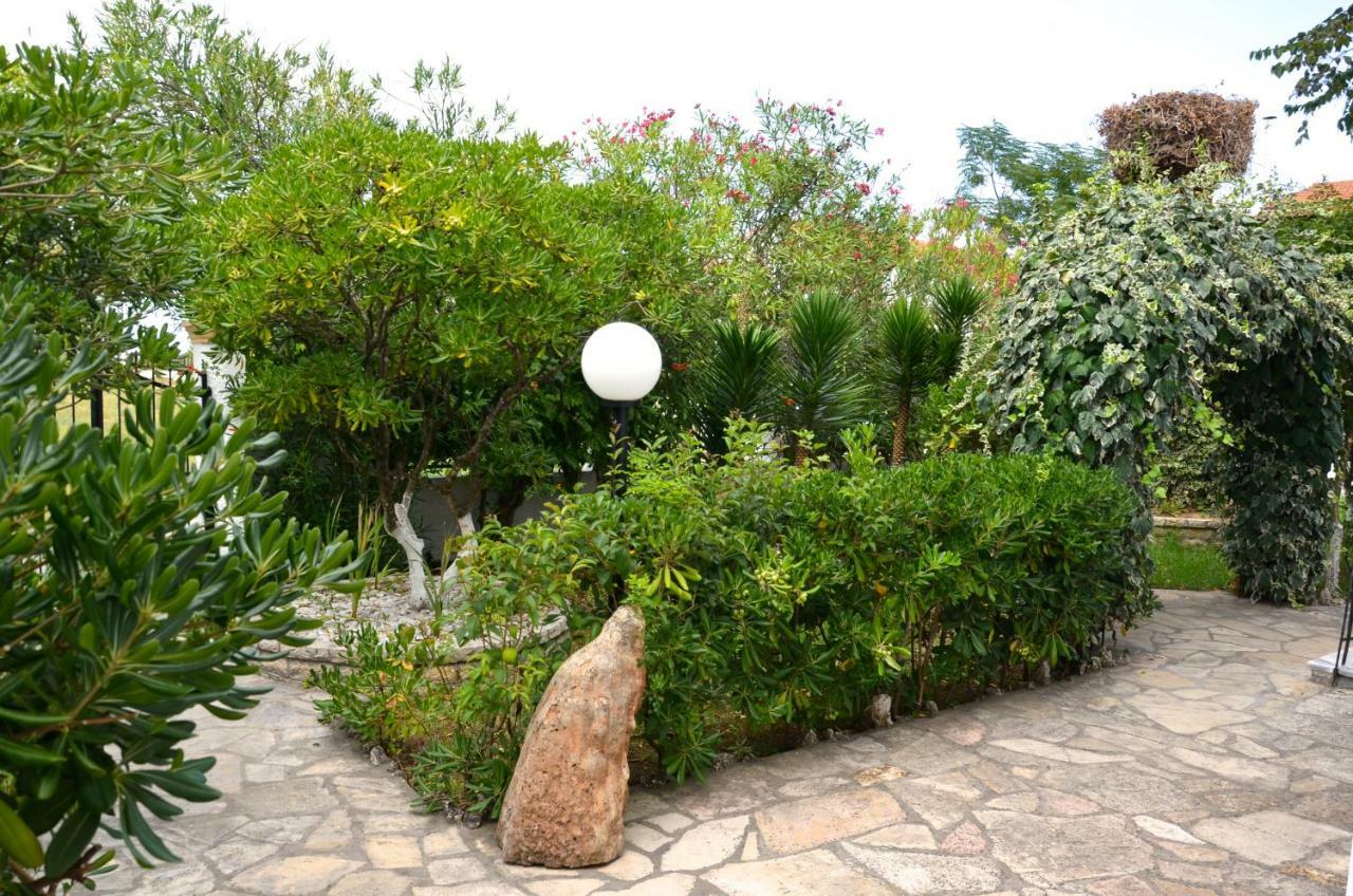 Kostas' Garden Leilighet Róda Eksteriør bilde