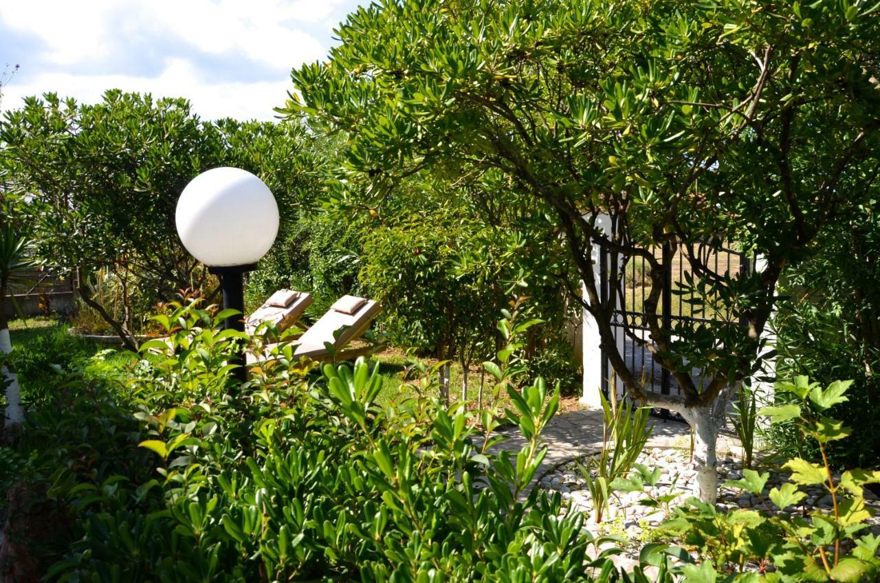 Kostas' Garden Leilighet Róda Eksteriør bilde