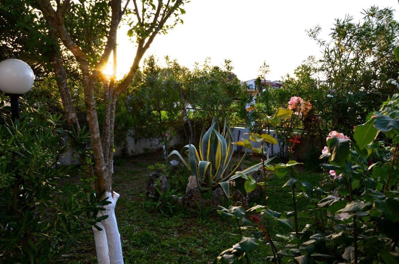 Kostas' Garden Leilighet Róda Eksteriør bilde
