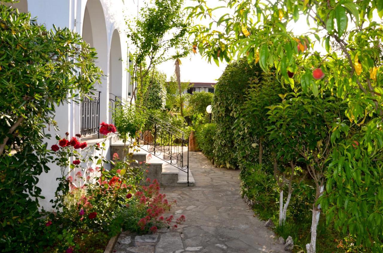 Kostas' Garden Leilighet Róda Eksteriør bilde